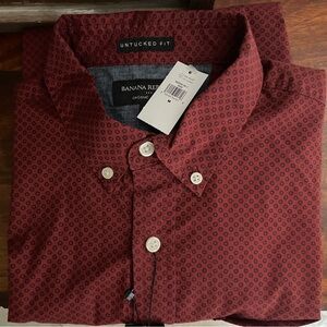 Banana Republic Men's Burgundy Patterned Shirt